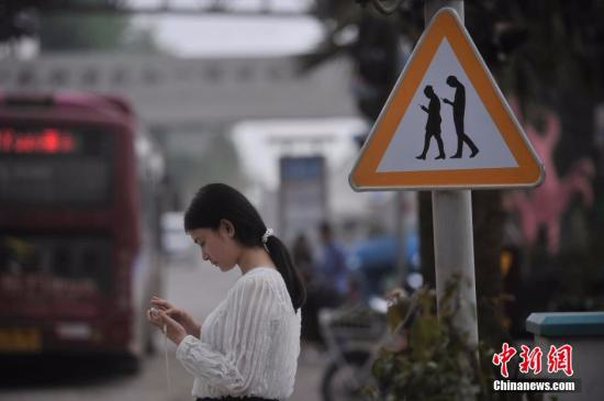 “低頭族”的世界危機四伏為何走路時也不放過？