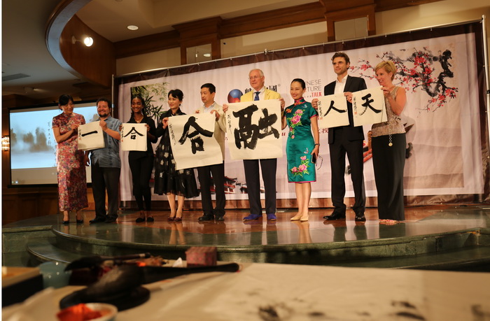 4、到場嘉賓共同展示書法作品.JPG