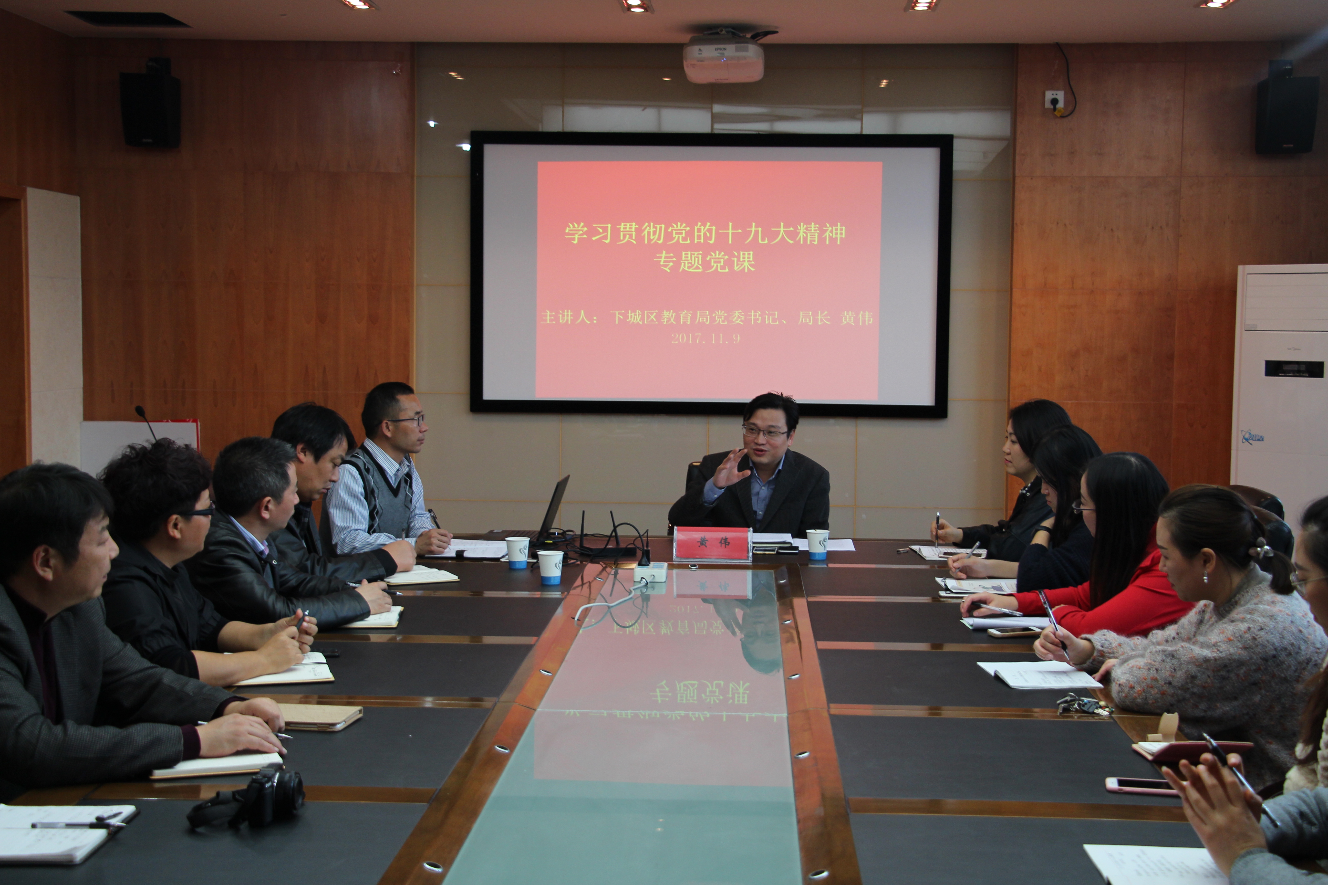 1-2-1 局黨委書記黃偉一行到風(fēng)華中學(xué)上專題黨課..JPG