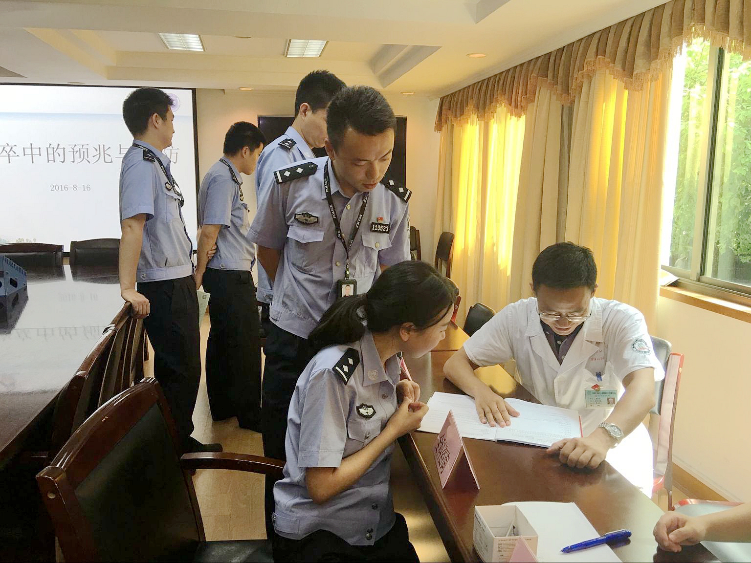 G20期間黨員醫(yī)生為公安干警開展上門義診服務(wù).jpg