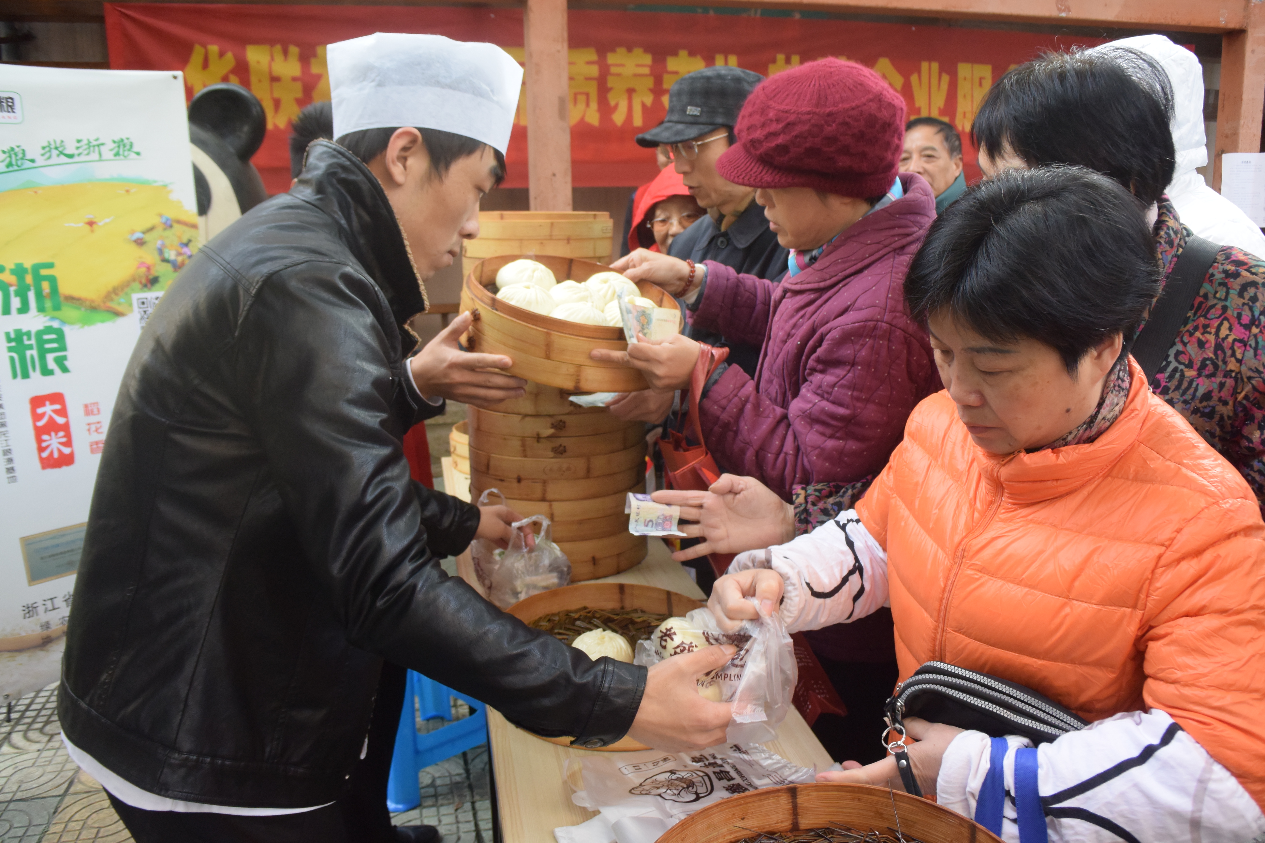 “周三公益日”菜籃子、米袋子進(jìn)社區(qū).JPG