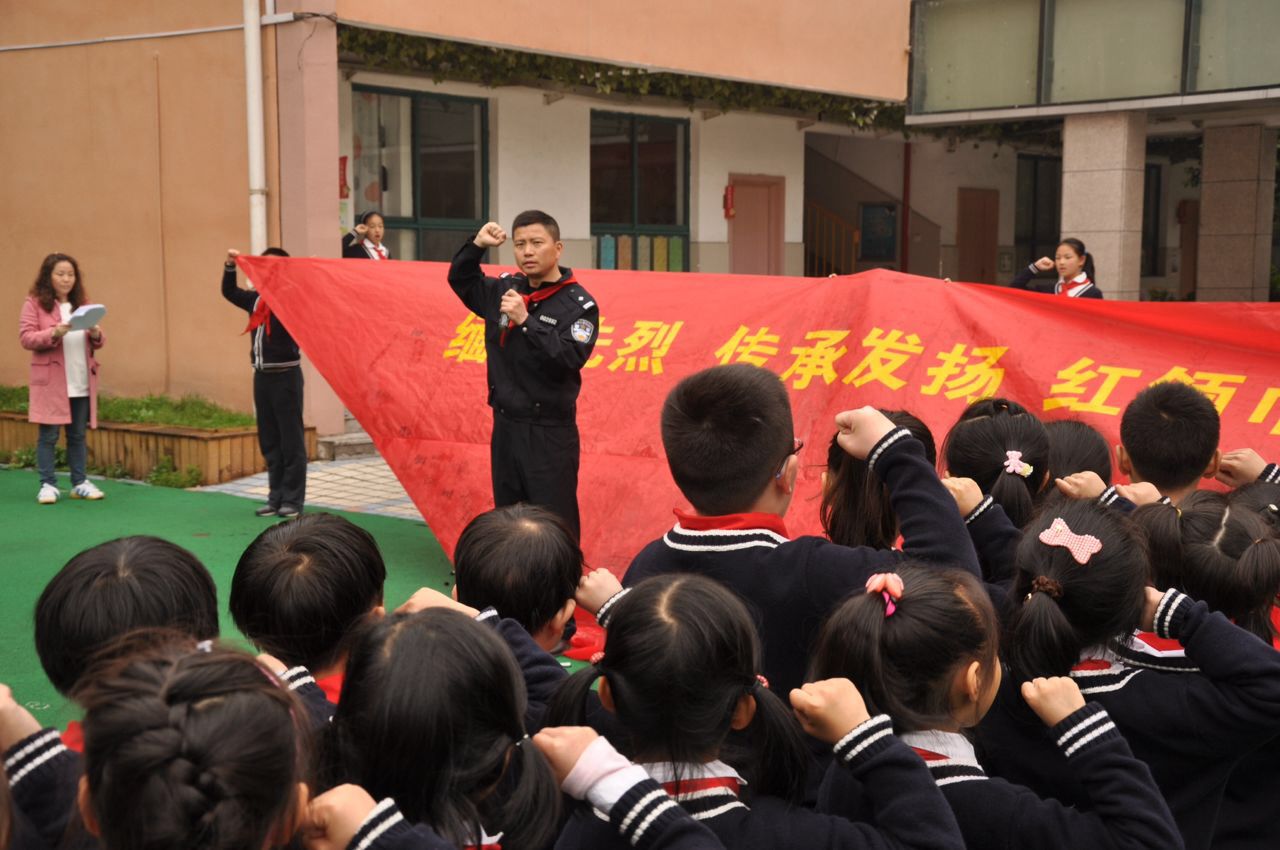 20151119民警進(jìn)校園組織宣誓活動.JPG