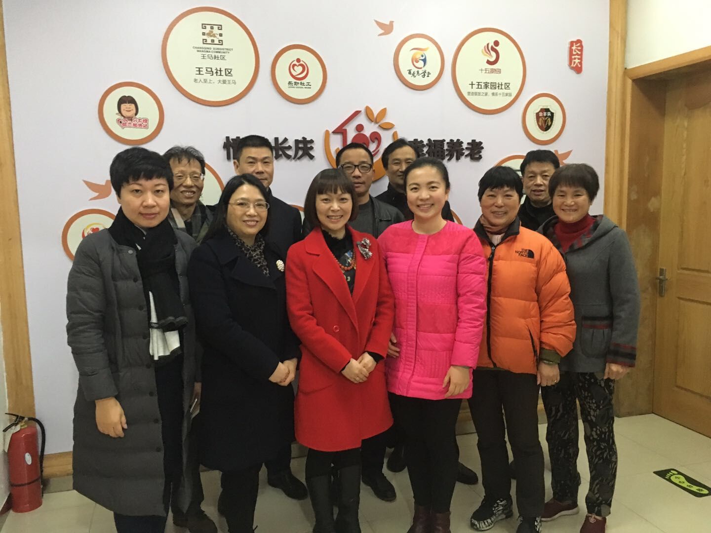 走訪社區(qū)：慰問(wèn)浙大御比社區(qū)老黨員與困難群眾。.jpg