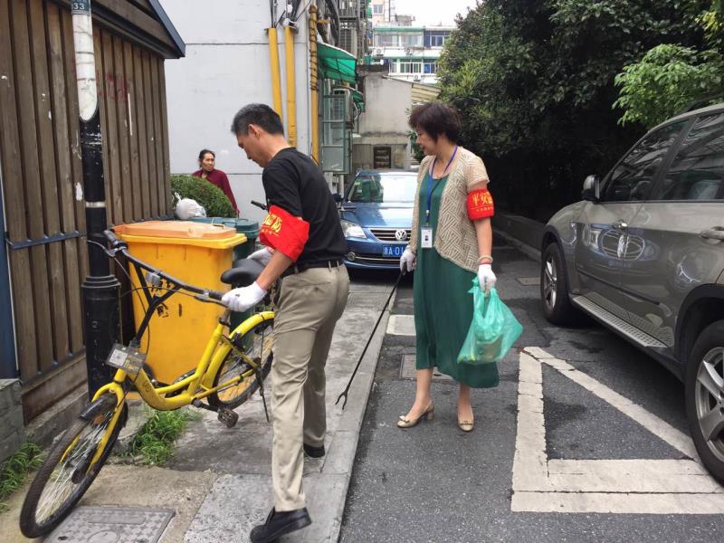 機(jī)關(guān)二支部黨員開展“送共享單車回家”活動(dòng).jpg 機(jī)關(guān)二支部黨員開展“送共享單車回家”活動(dòng).jpg