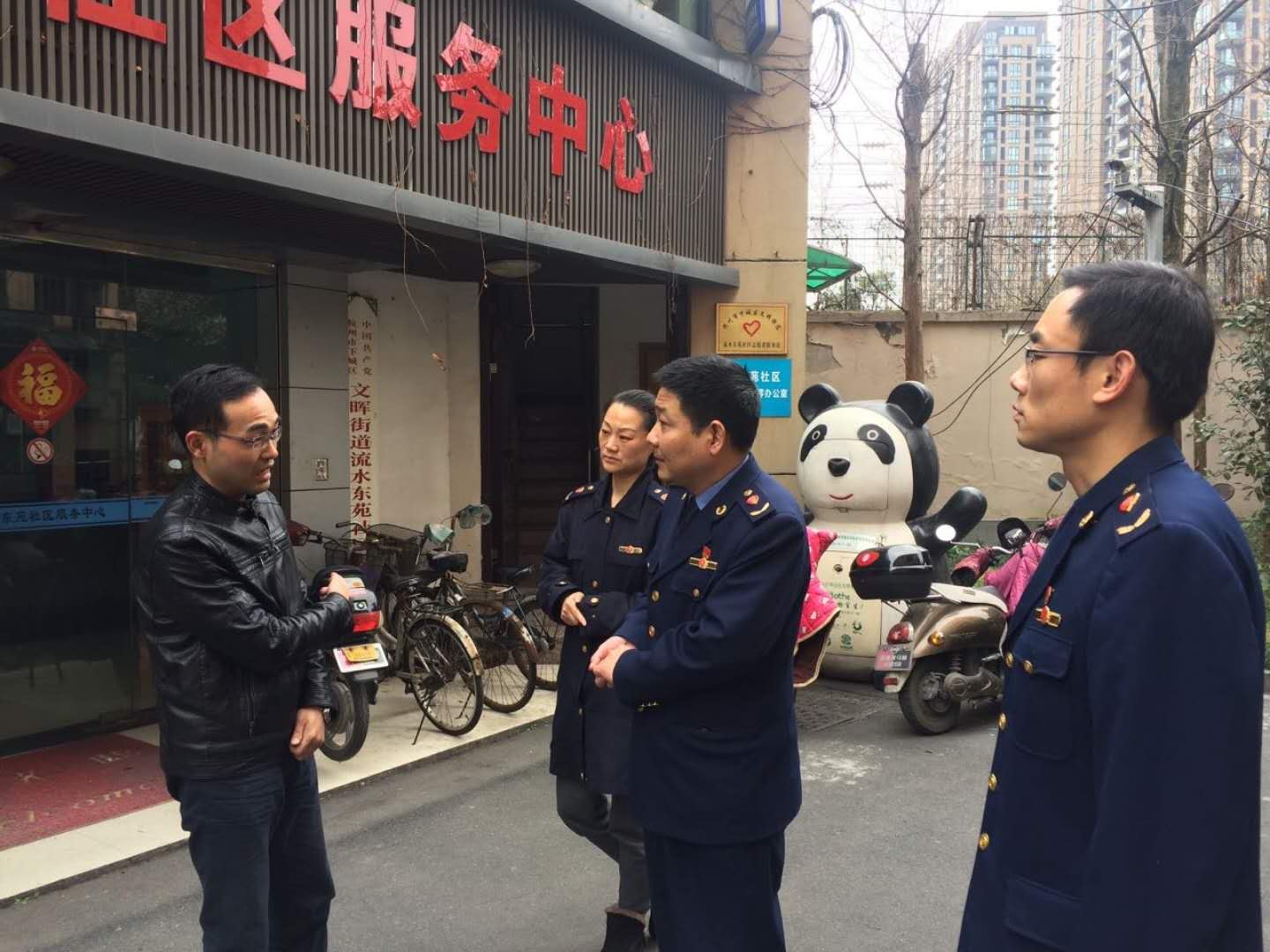 文暉支部黨員與社區(qū)加強(qiáng)日常聯(lián)系，開展黨建互助.jpg
