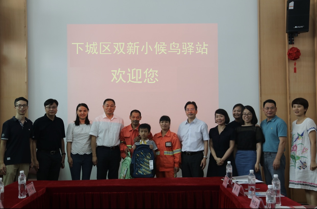 黨員教師蔡靜擔(dān)任雙新小候鳥驛站站長(zhǎng)，黨團(tuán)員參加志愿者服務(wù)，杭州市委秘書長(zhǎng)許明（左四）和下城區(qū)委書記陳衛(wèi)強(qiáng)（右六）關(guān)心慰問，區(qū)教育局黨委書記、局長(zhǎng)黃偉（左二）和長(zhǎng)慶街道黨工委書記應(yīng)彩虹（右五）陪同.jpg