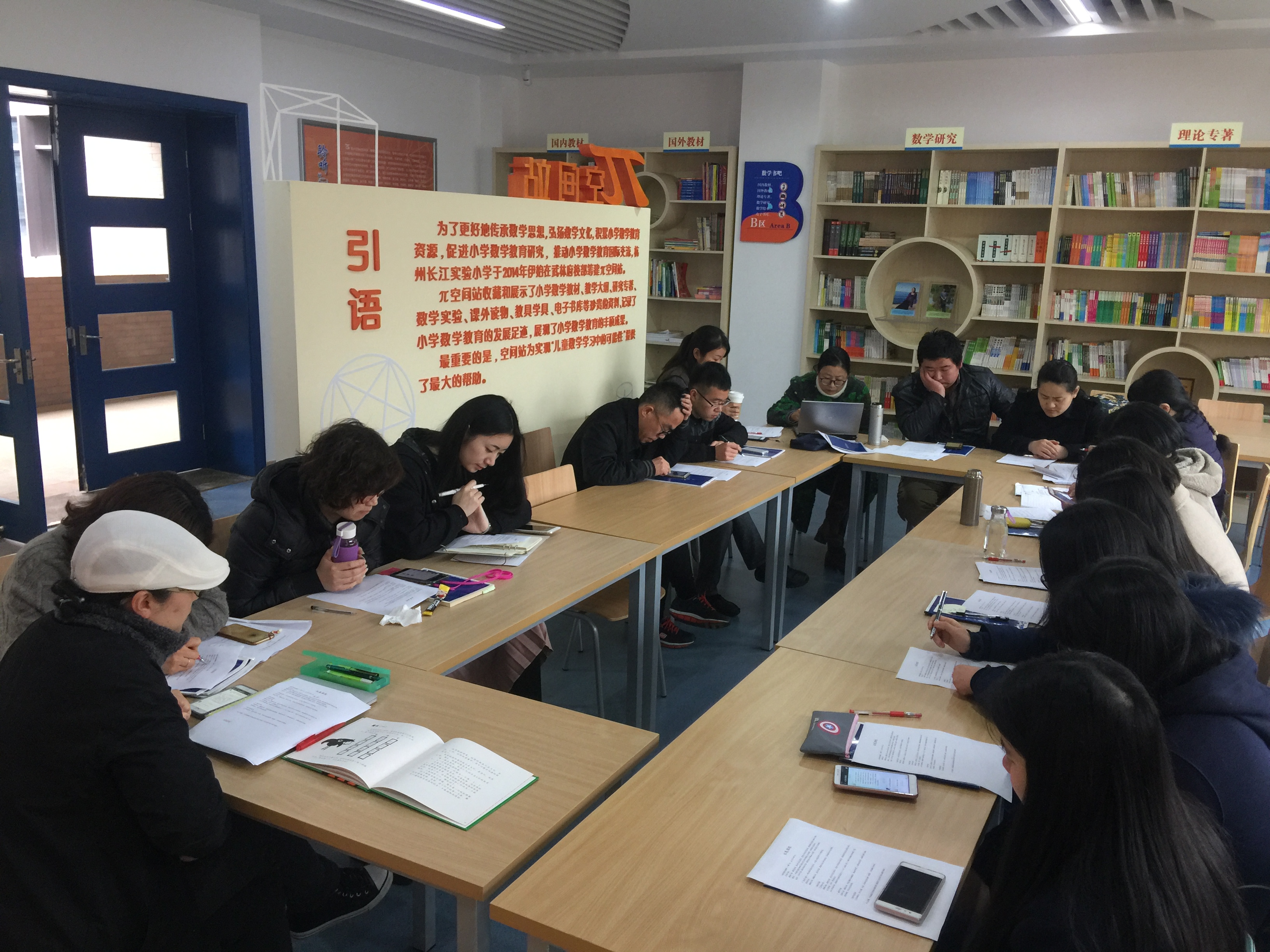 依托π名師空間站建立骨干教師成長營。在π名師空間站，黨團員教師不斷開發(fā)數學游戲課程，創(chuàng)新開展數學智玩節(jié)、數學步道、長江STEM游園會等學科活動，不僅讓學生愛上數學，更讓數學組17位黨團員教師迅速成長起來。.jpg