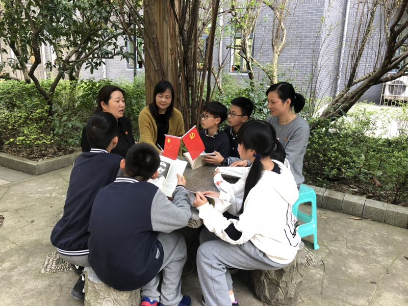 學(xué)革命歷史，講先輩故事——安吉路黨員們?yōu)橥瑢W(xué)們講授“紅色課程”.jpg