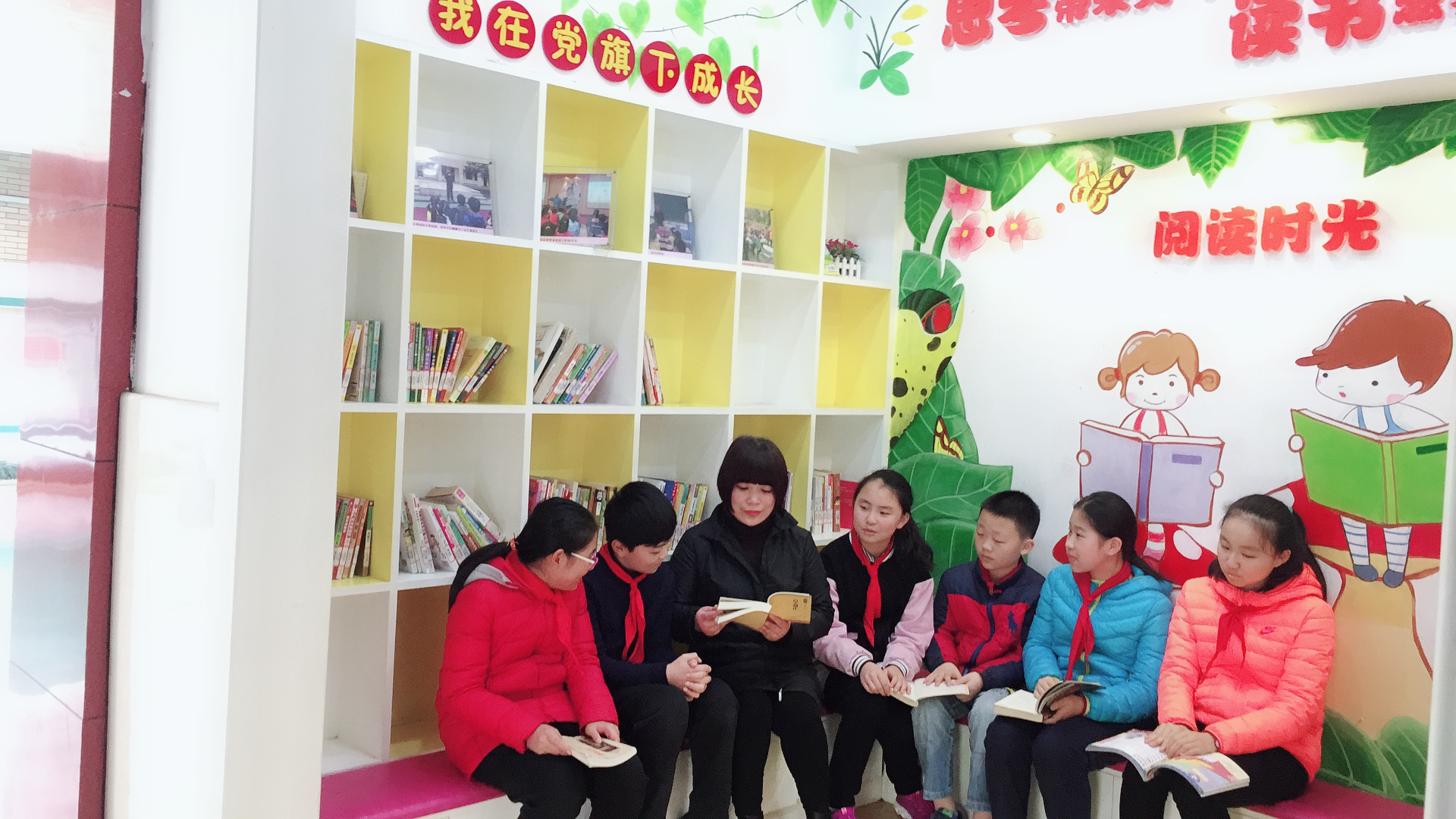 黨員帶領學生閱讀.jpg