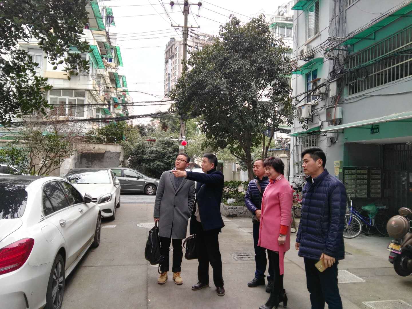 支部黨員前往群眾反映問題的現(xiàn)場實地踏勘.jpg