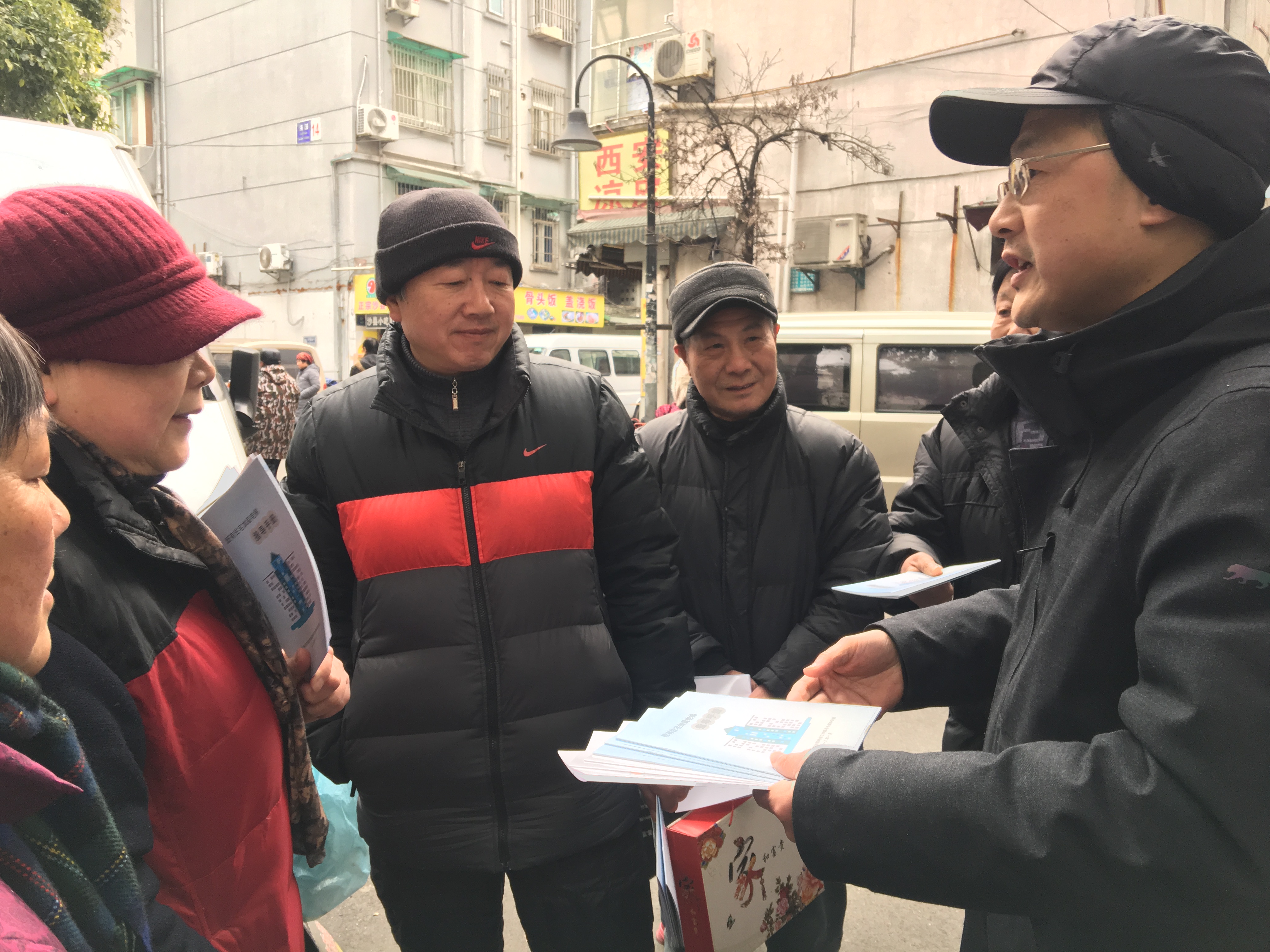 機關(guān)綜合支部黨員到社區(qū)宣傳加梯政策.JPG