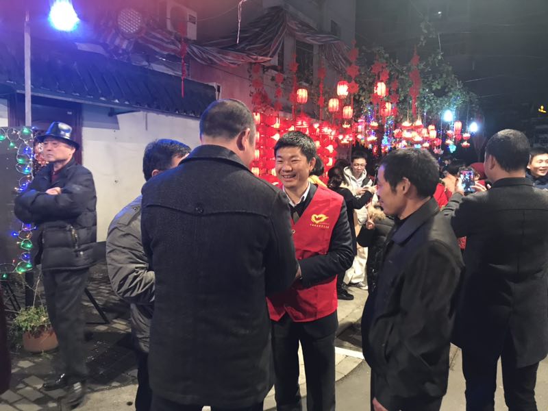 3、2018年2月28日，區(qū)委辦主任周國江在元宵佳節(jié)來臨之際帶領(lǐng)機(jī)關(guān)黨員干部參與結(jié)對燈芯巷社區(qū)開展平安巡防等志愿服務(wù)活動(dòng)。.jpg