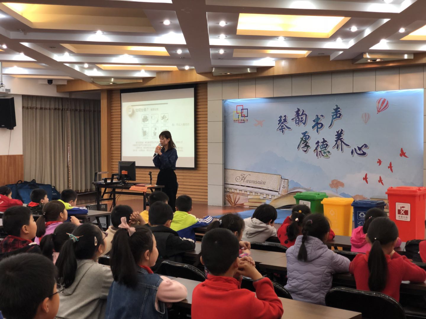 黨員進(jìn)學(xué)校宣講垃圾分類.JPG