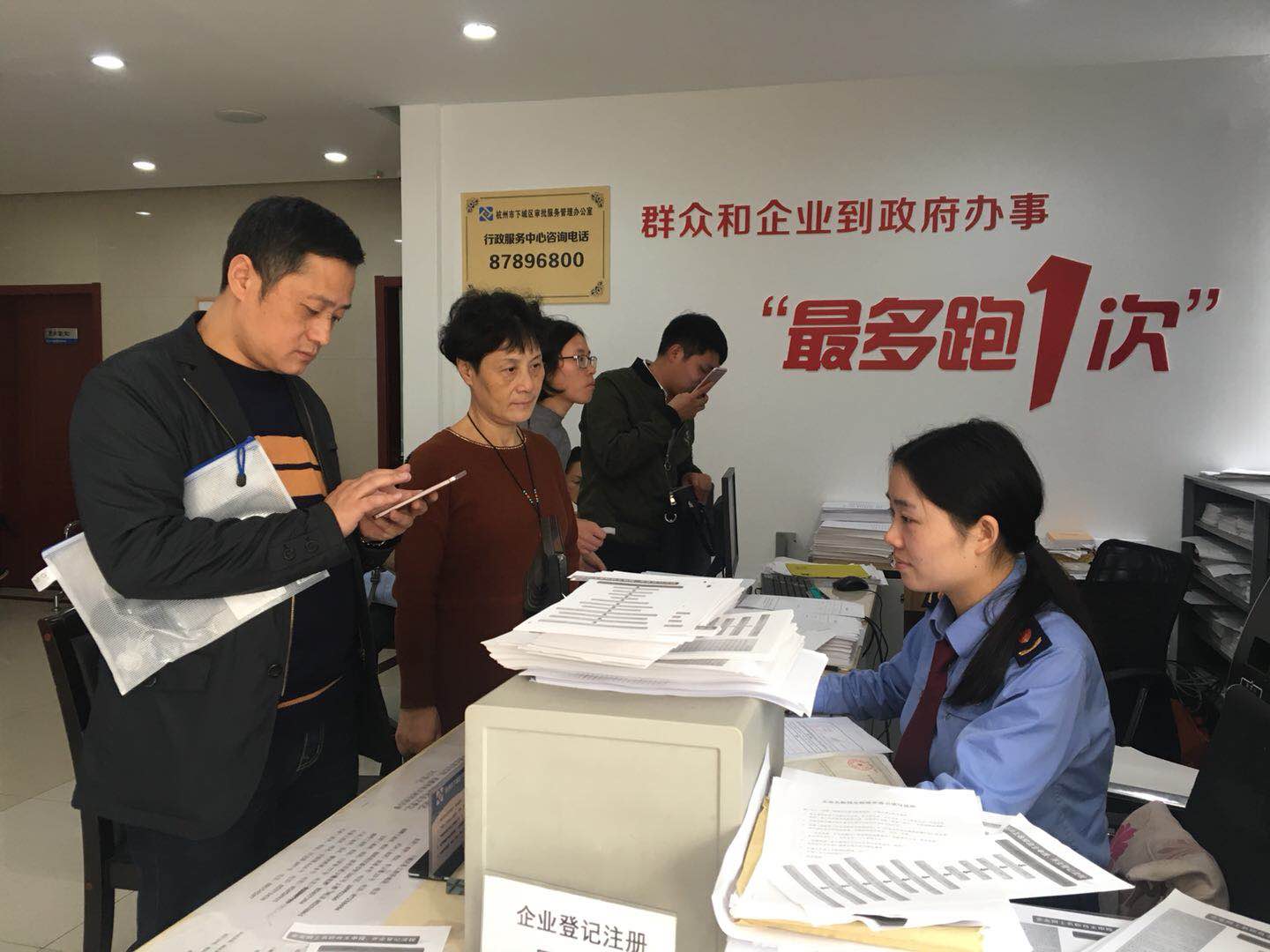 第六支部黨員進行午間值班.jpg