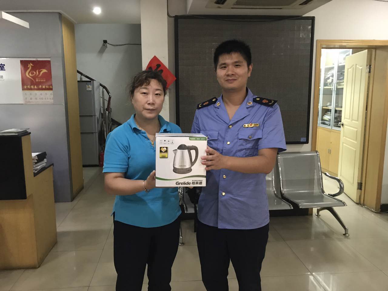 第六支部黨員進社區(qū)送溫暖.jpg