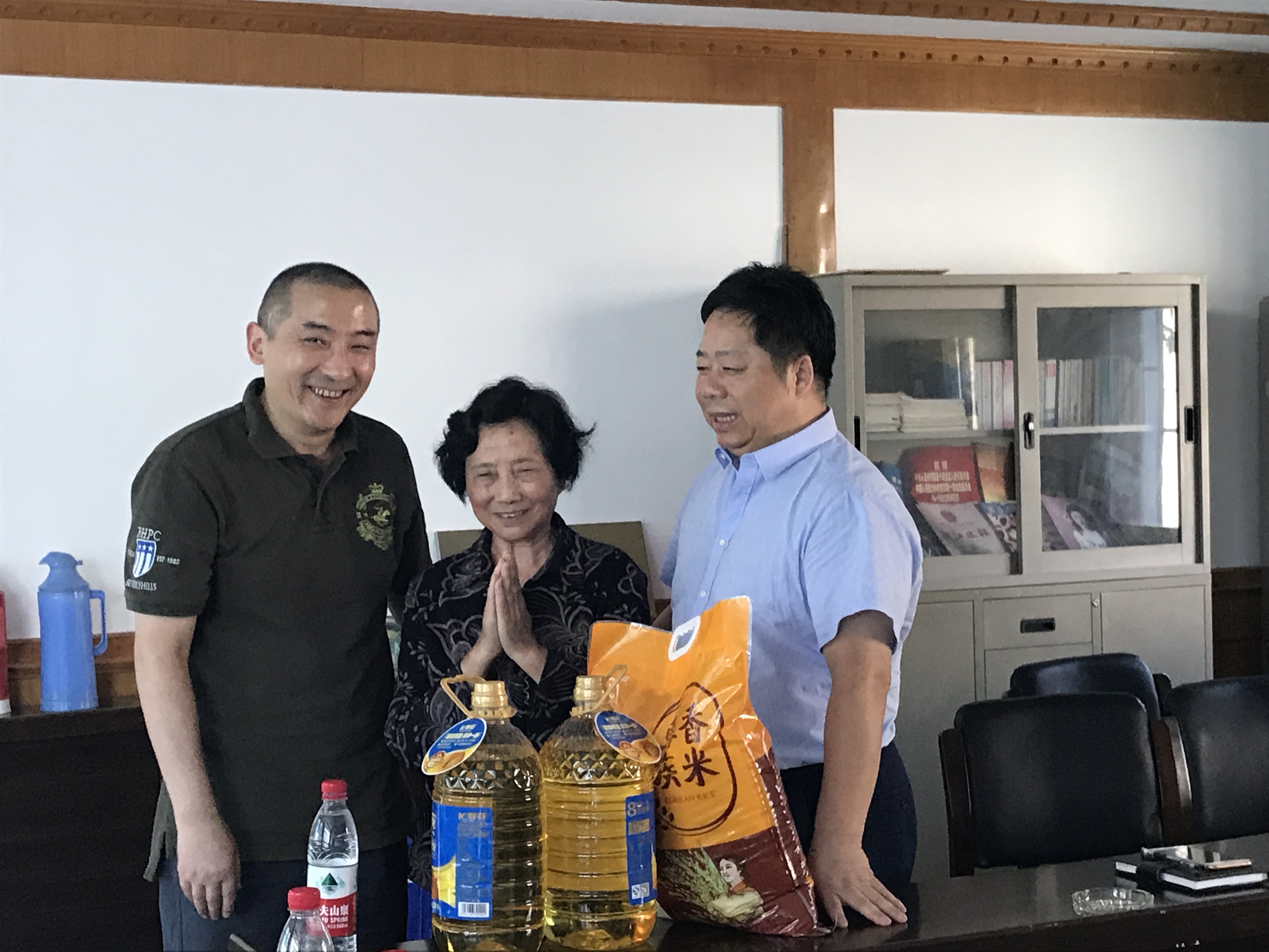 機(jī)關(guān)第五黨支部慰問社區(qū)困難群眾.jpg