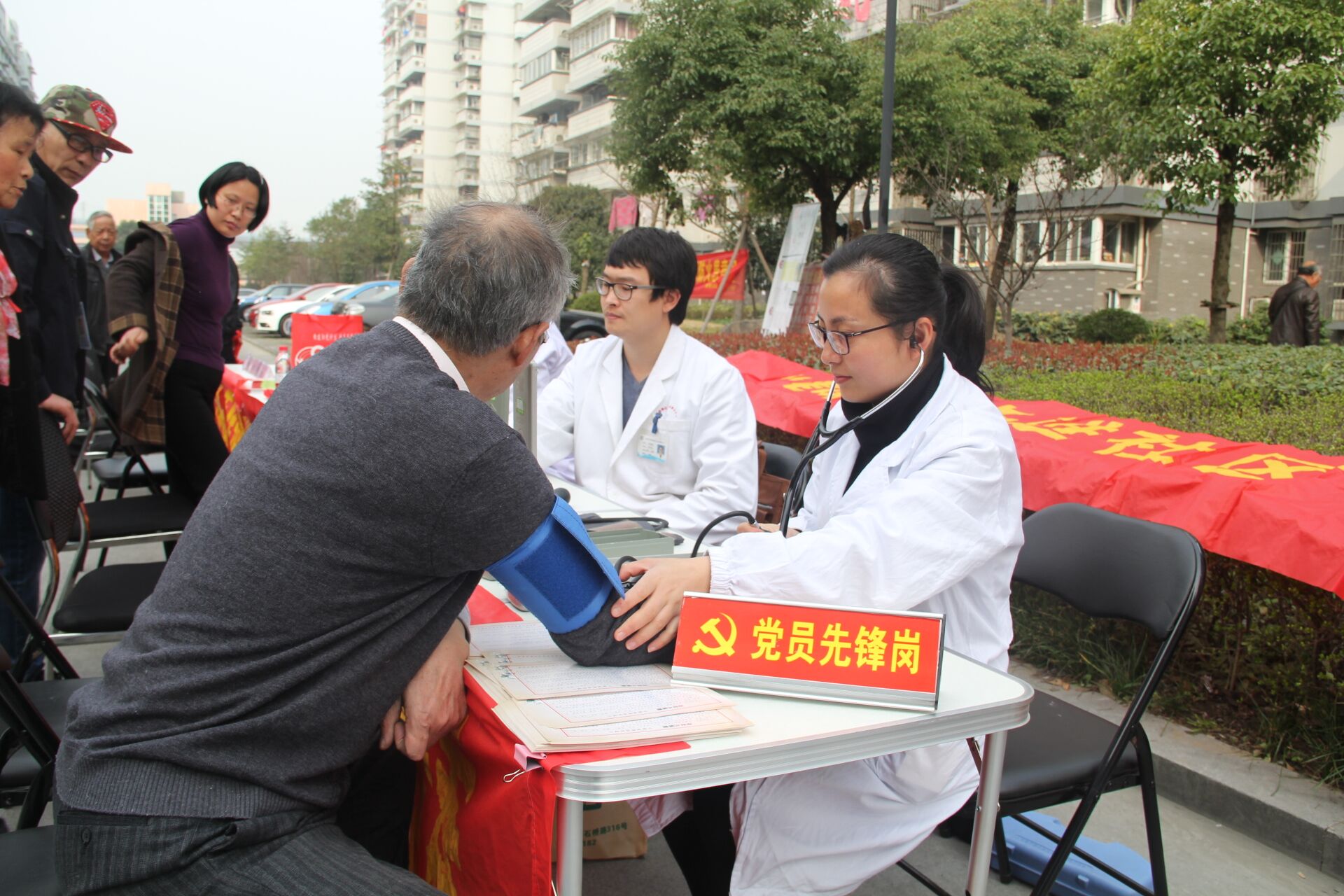 黨員帶頭進行社區(qū)義診.jpg