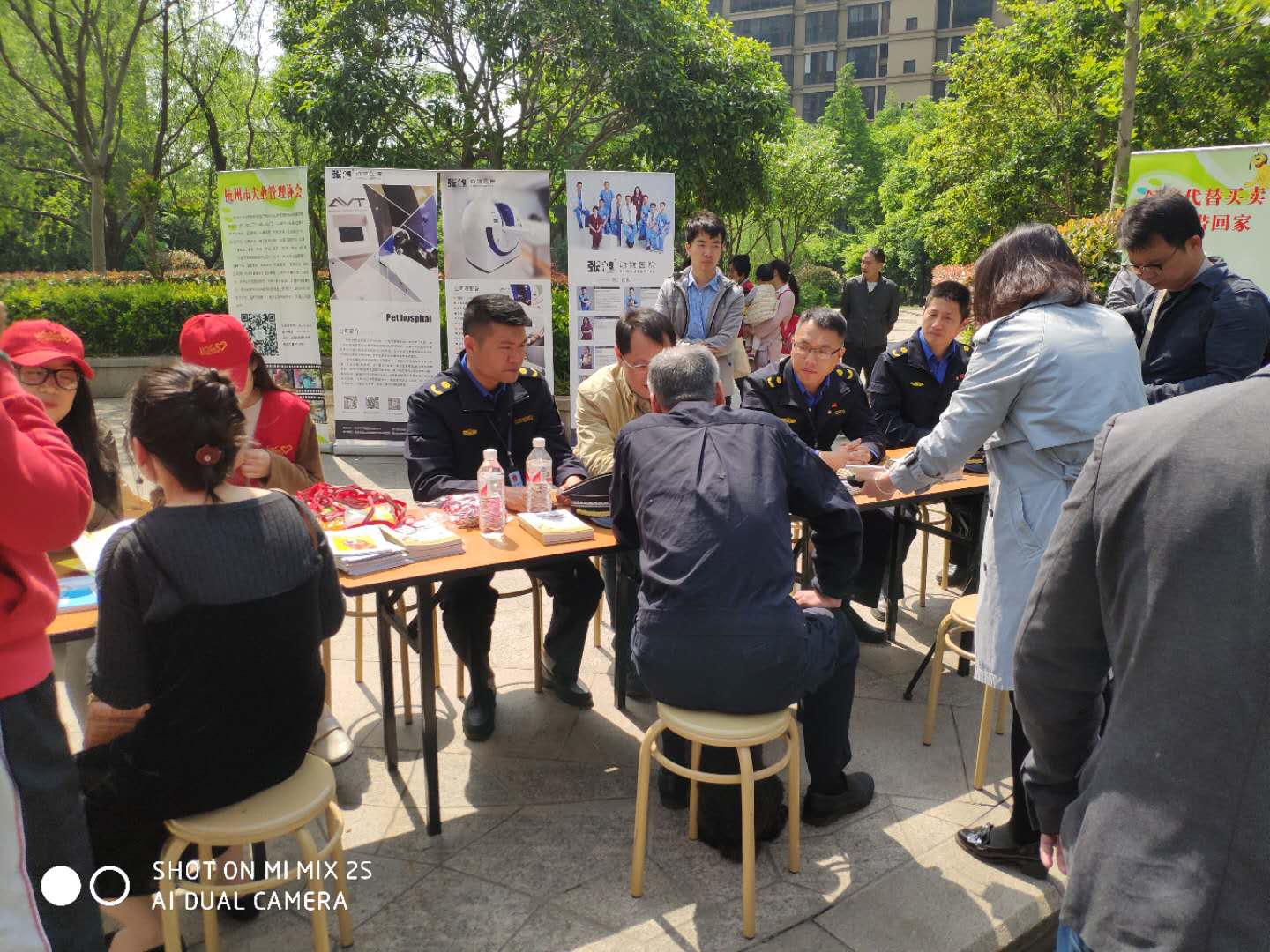 開(kāi)展“兩訪一開(kāi)放”活動(dòng)，黨員在新鼎家園宣傳文明養(yǎng)犬工作，現(xiàn)場(chǎng)為居民辦理狗證.jpg