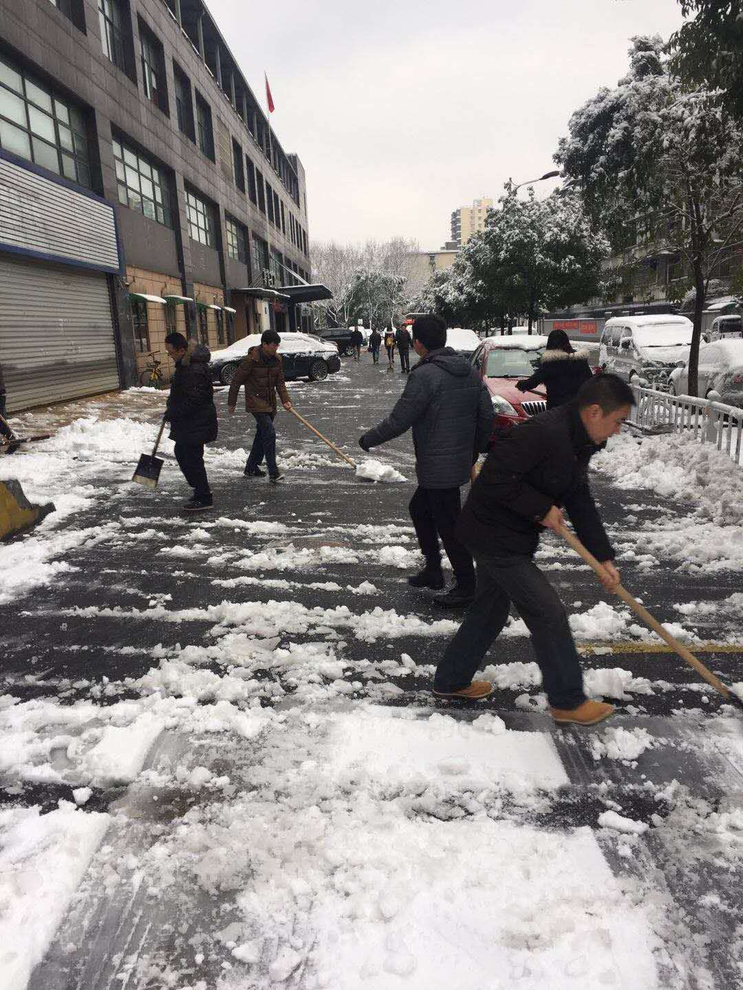 大雪天，支部黨員參與掃雪.jpg