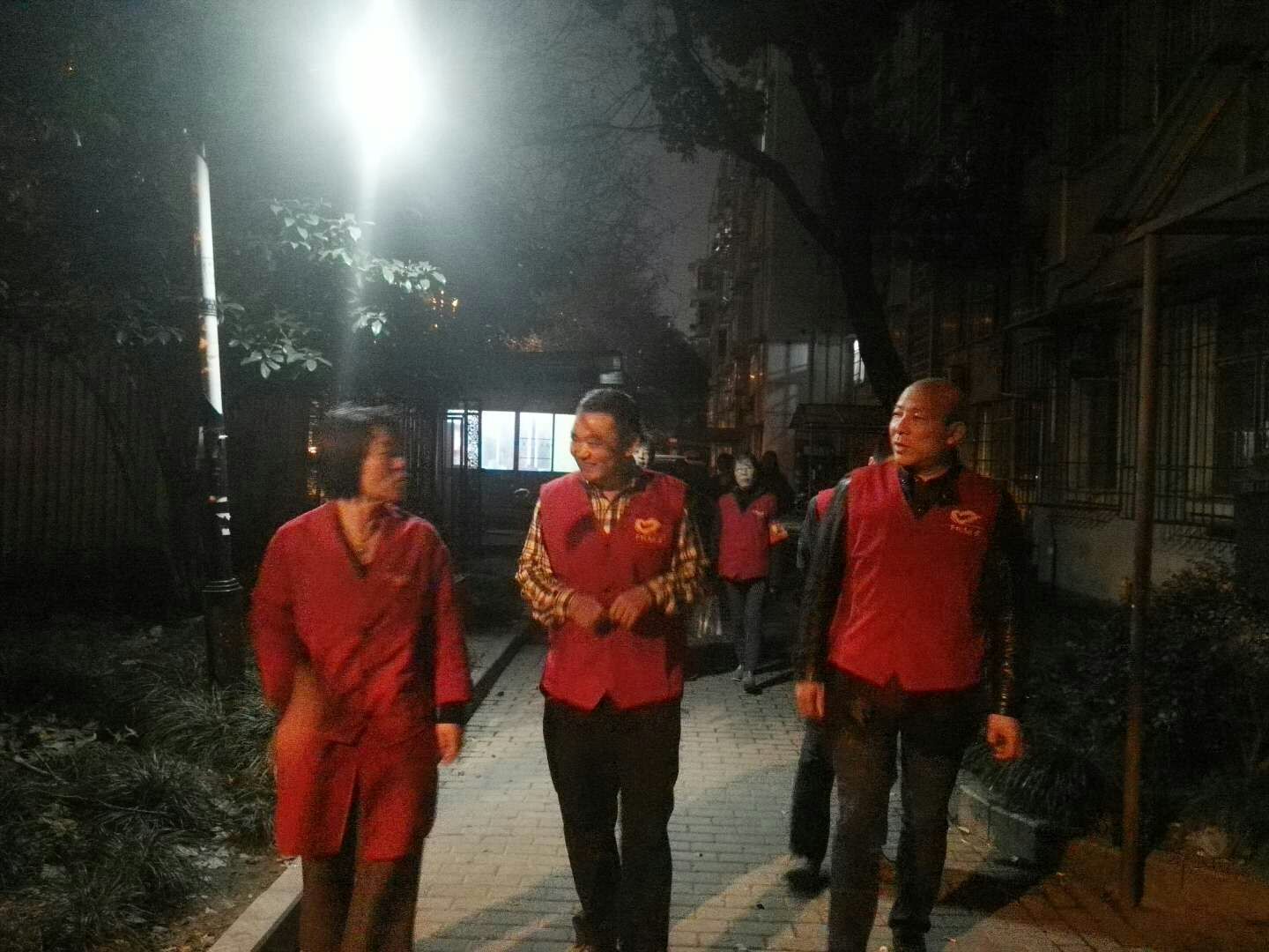 支部黨員開展夜間平安巡邏.jpg