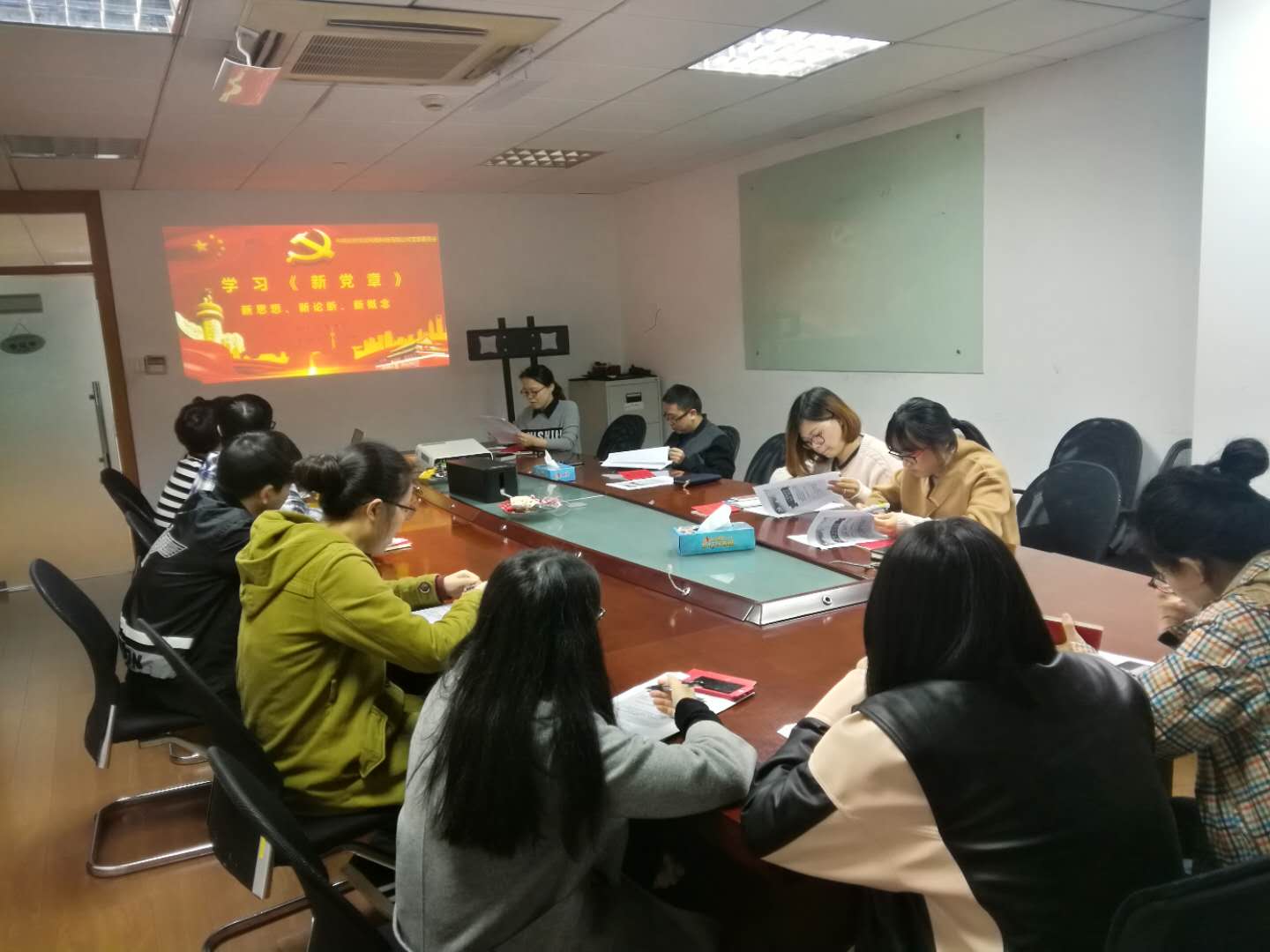 黨支部組織黨員學(xué)習(xí)新《黨章》.jpg