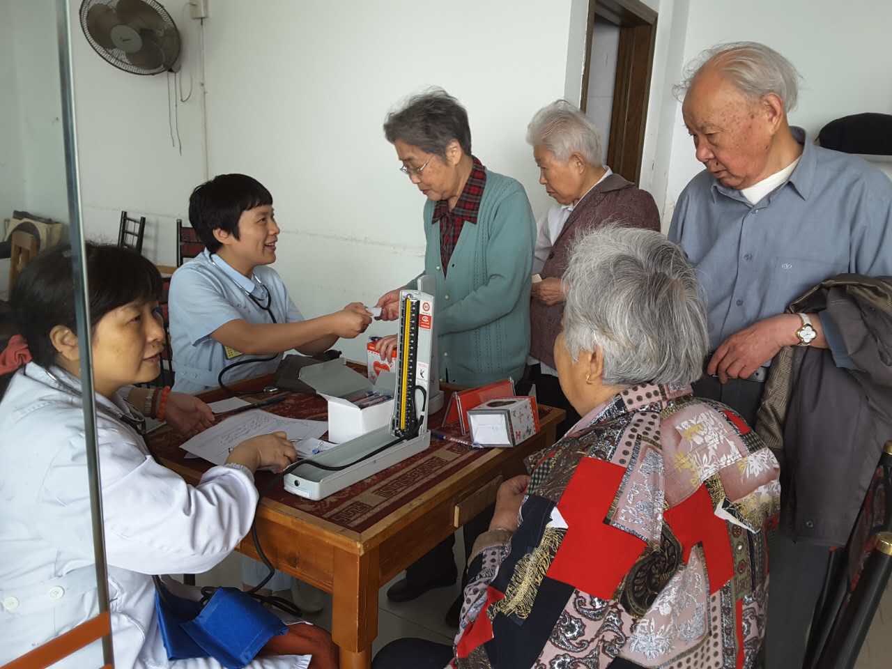 黨員到結(jié)對社區(qū)，為社區(qū)老人測量血壓.JPG