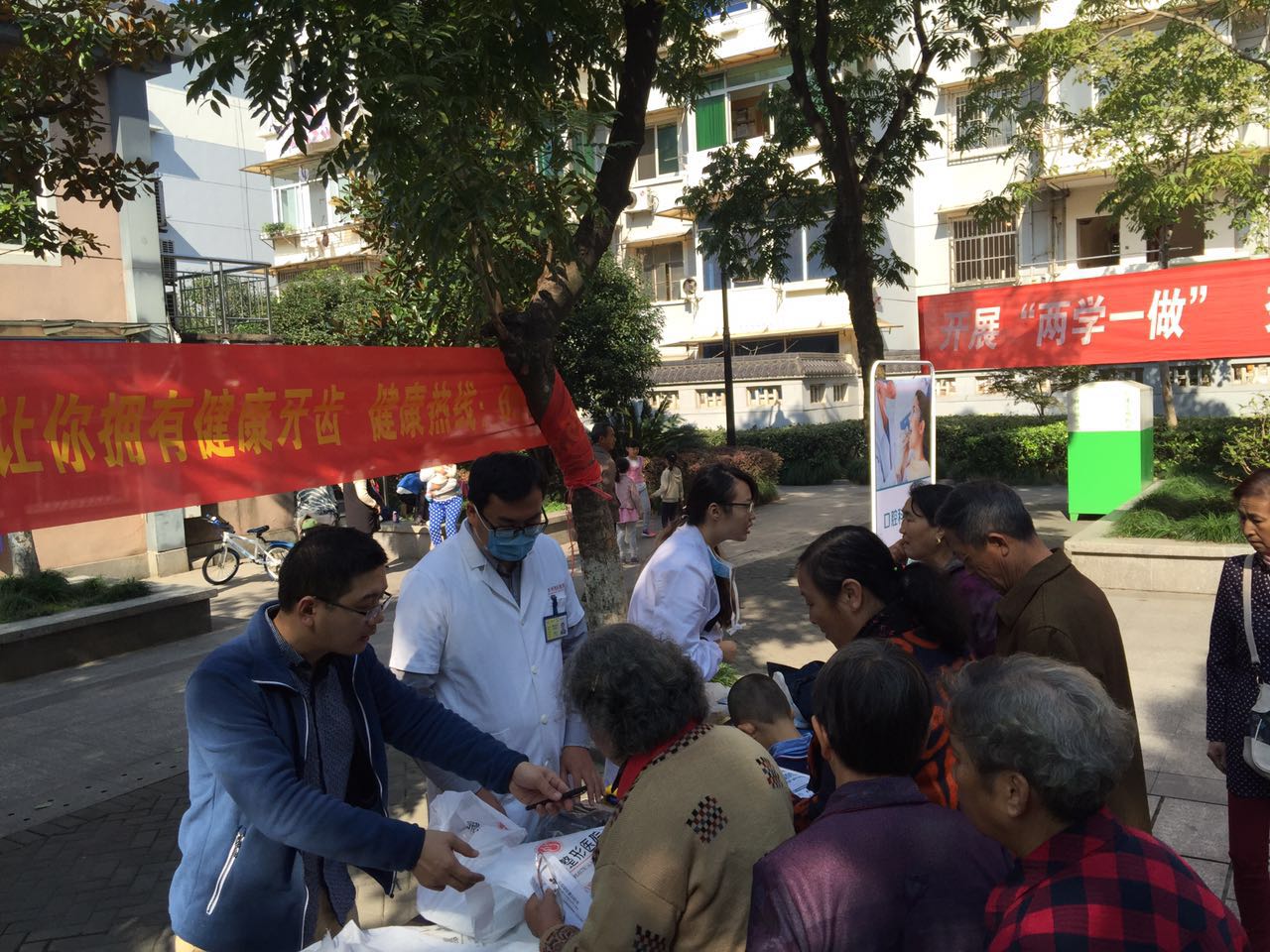 支部組織黨員到老房地社區(qū)開展志愿服務(wù).jpg