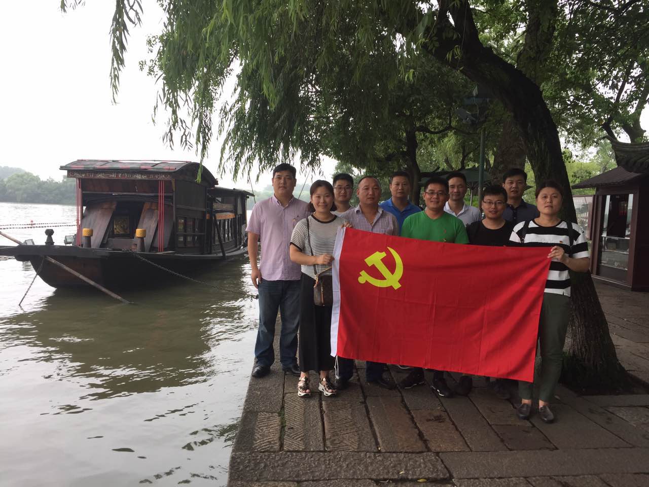 七一組織黨員“重走一大路”，參觀南湖紅船.png