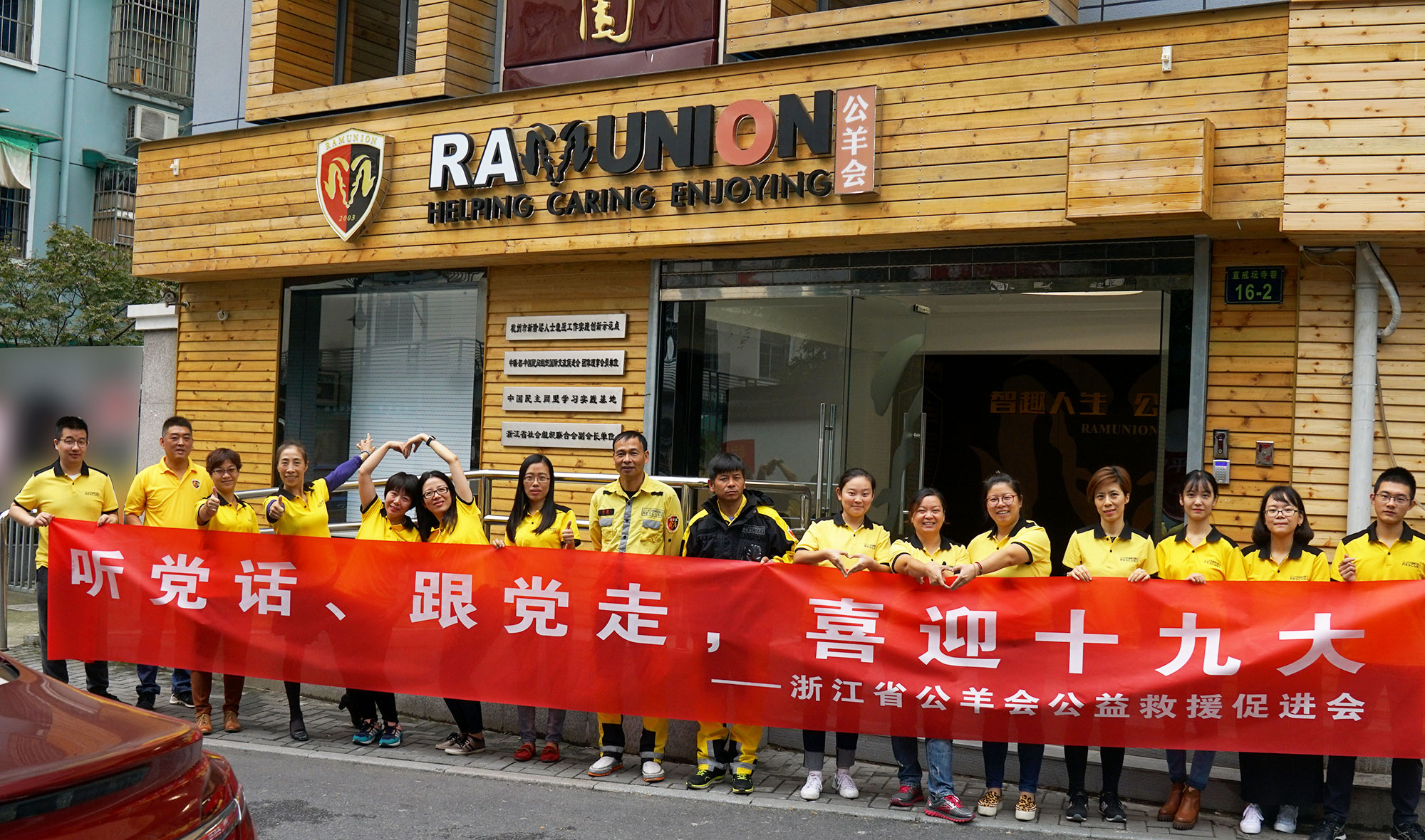 支部組織黨員群眾認(rèn)真觀看十九大專題報(bào)告直播，會(huì)后個(gè)自發(fā)表了自己的感言感想感知。.jpg