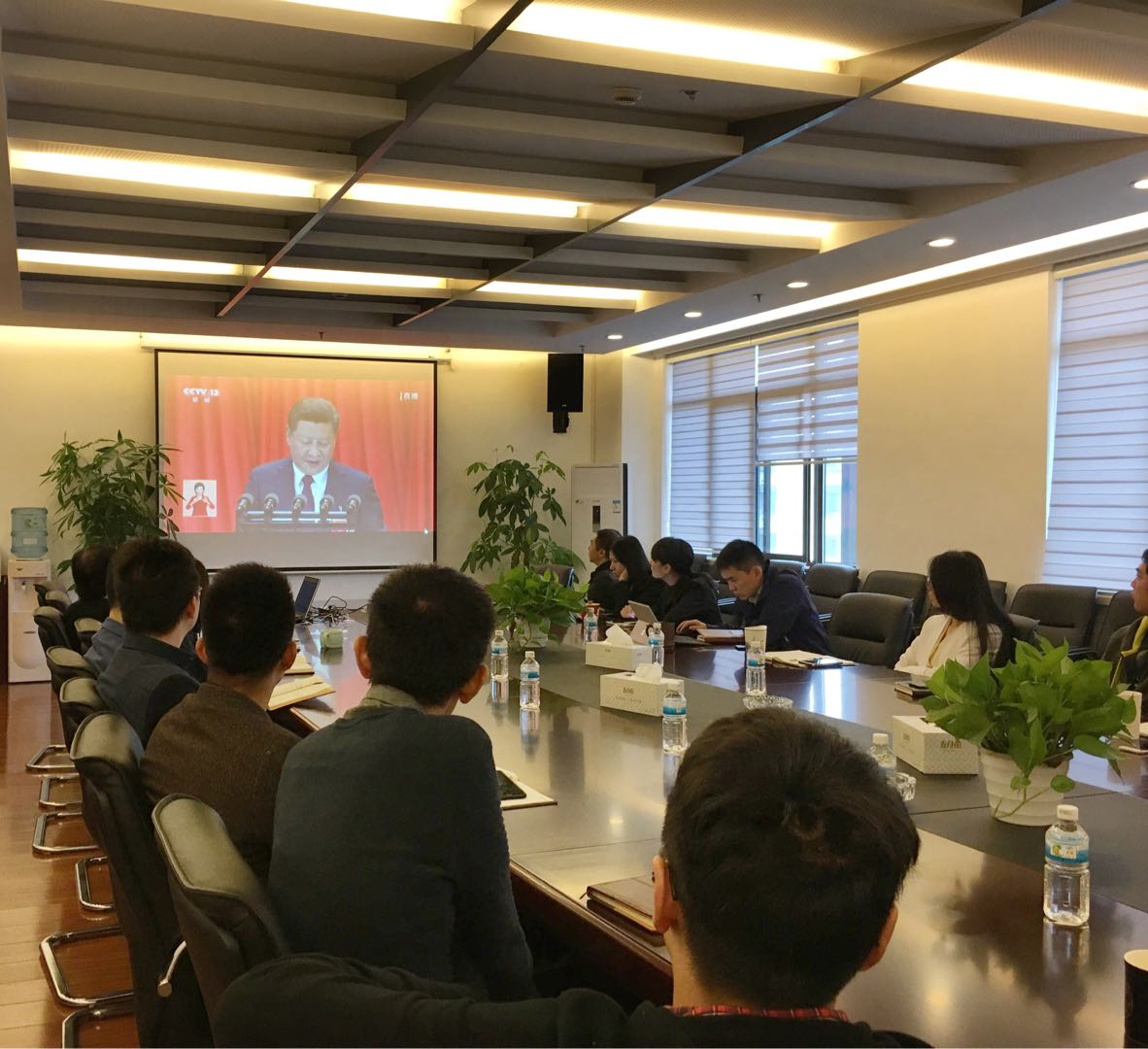 2017年10月18日，全體黨員收看習近平主席在十九大開幕式的發(fā)言。.jpg