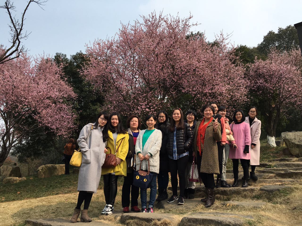 2018年3月，支部女黨員組織豐富多彩的慶?；顒印?jpg