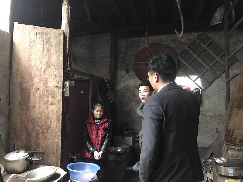 新天地高力物業(yè)黨員幫助村民解決農(nóng)產(chǎn)品滯銷等實際問題。.jpg