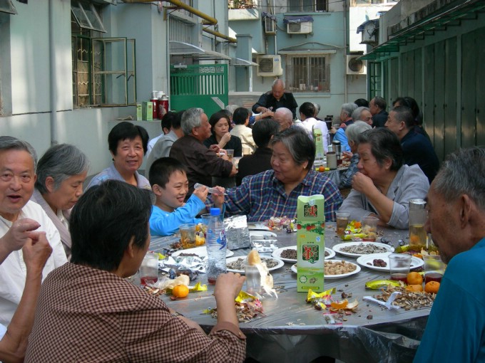七支部所在樓道墻門鄰居節(jié).jpg
