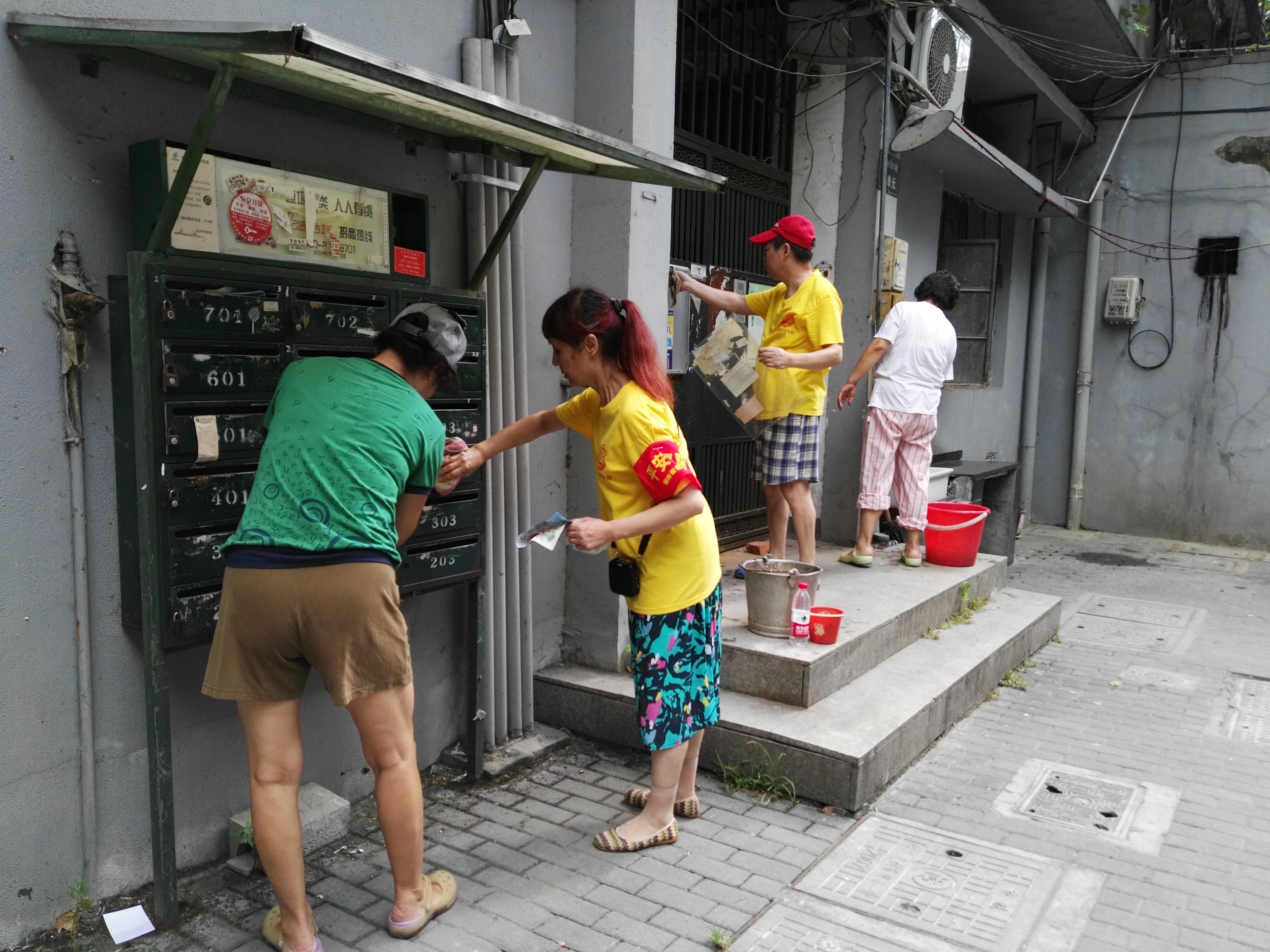 支部黨員參與清潔環(huán)境大行動(dòng).jpg
