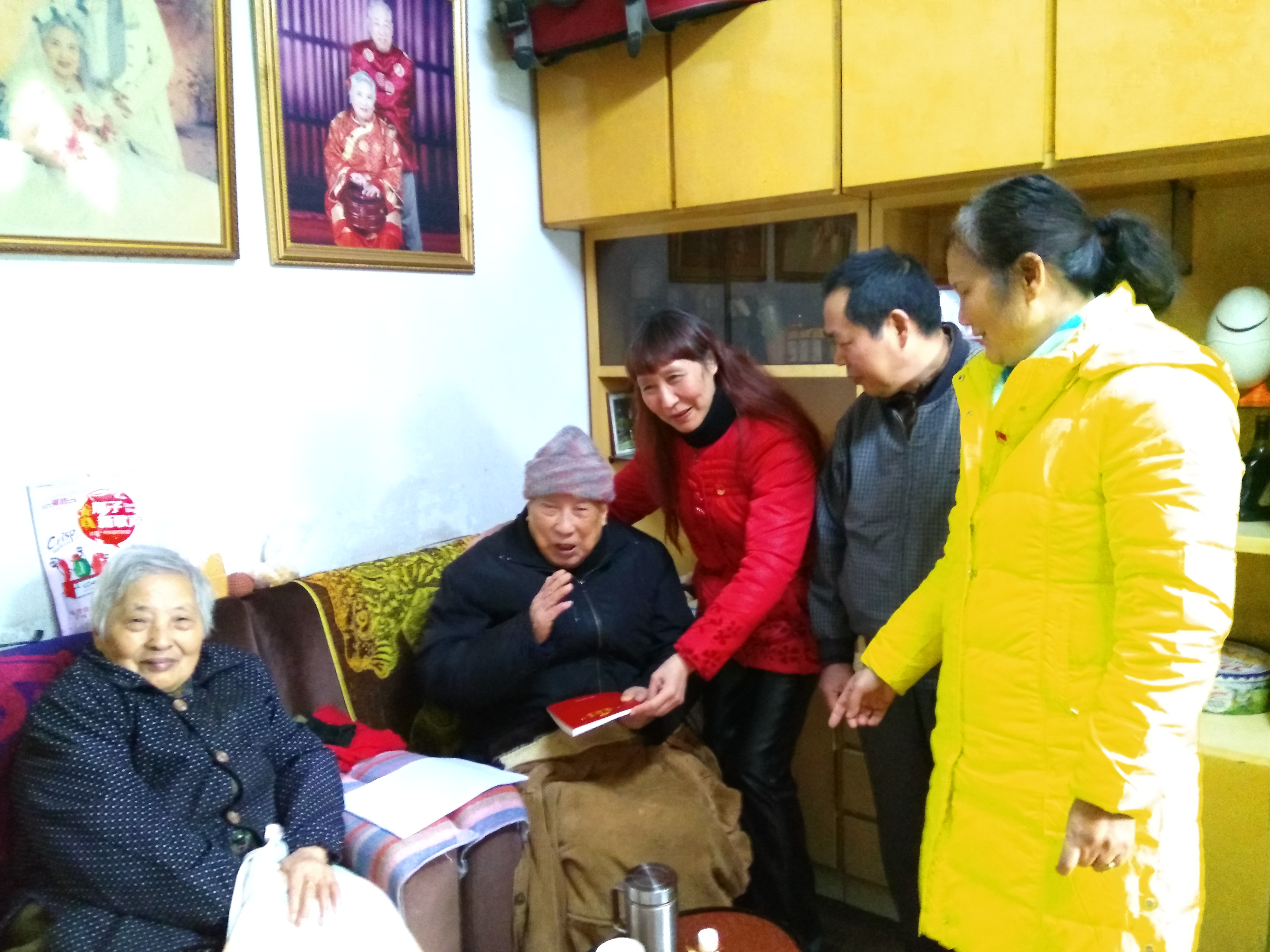 支部黨員為行動(dòng)不便黨員送學(xué)上門.jpg