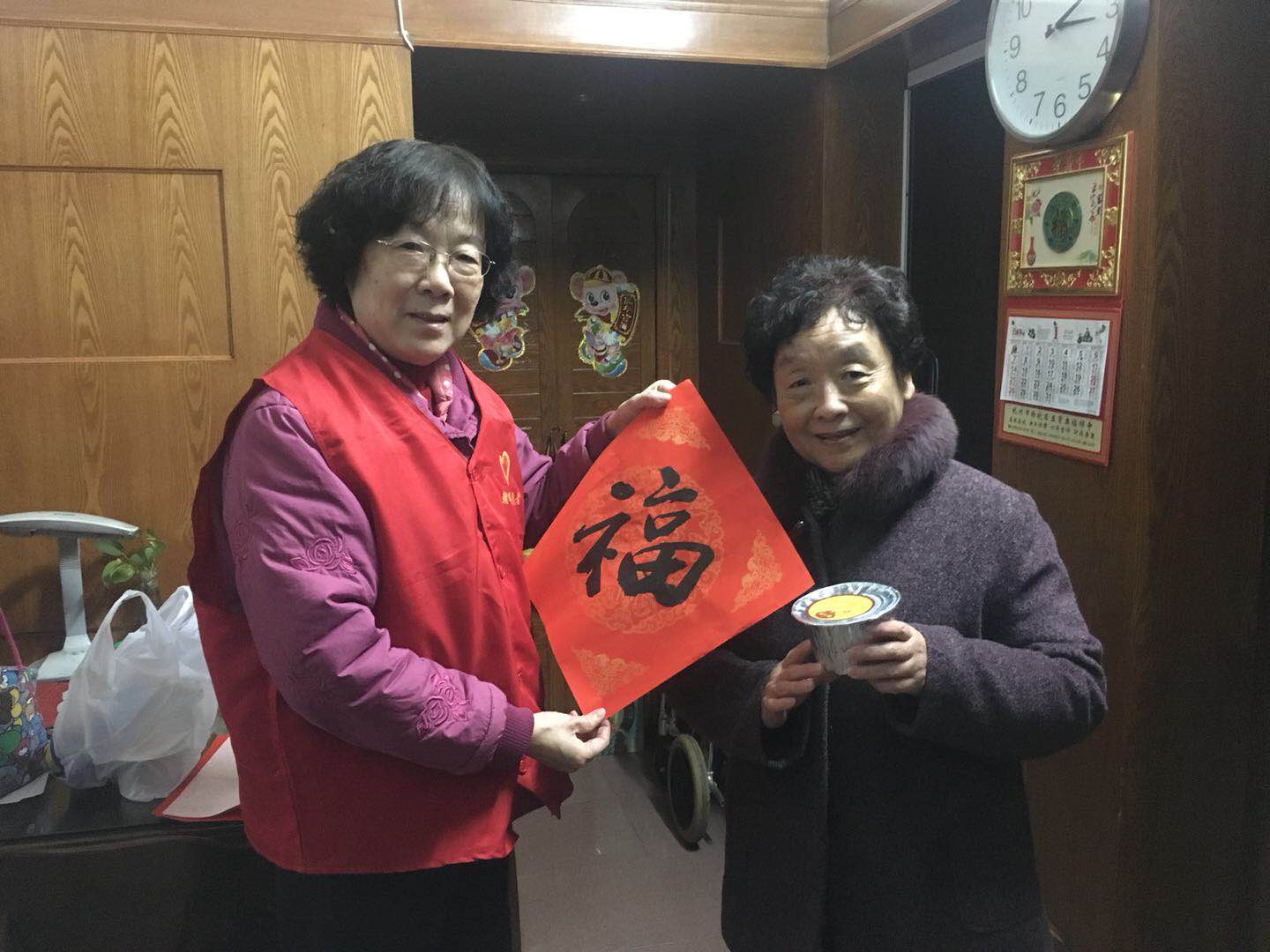 支部書記帶頭送臘八粥給老黨員史箐萍.jpg