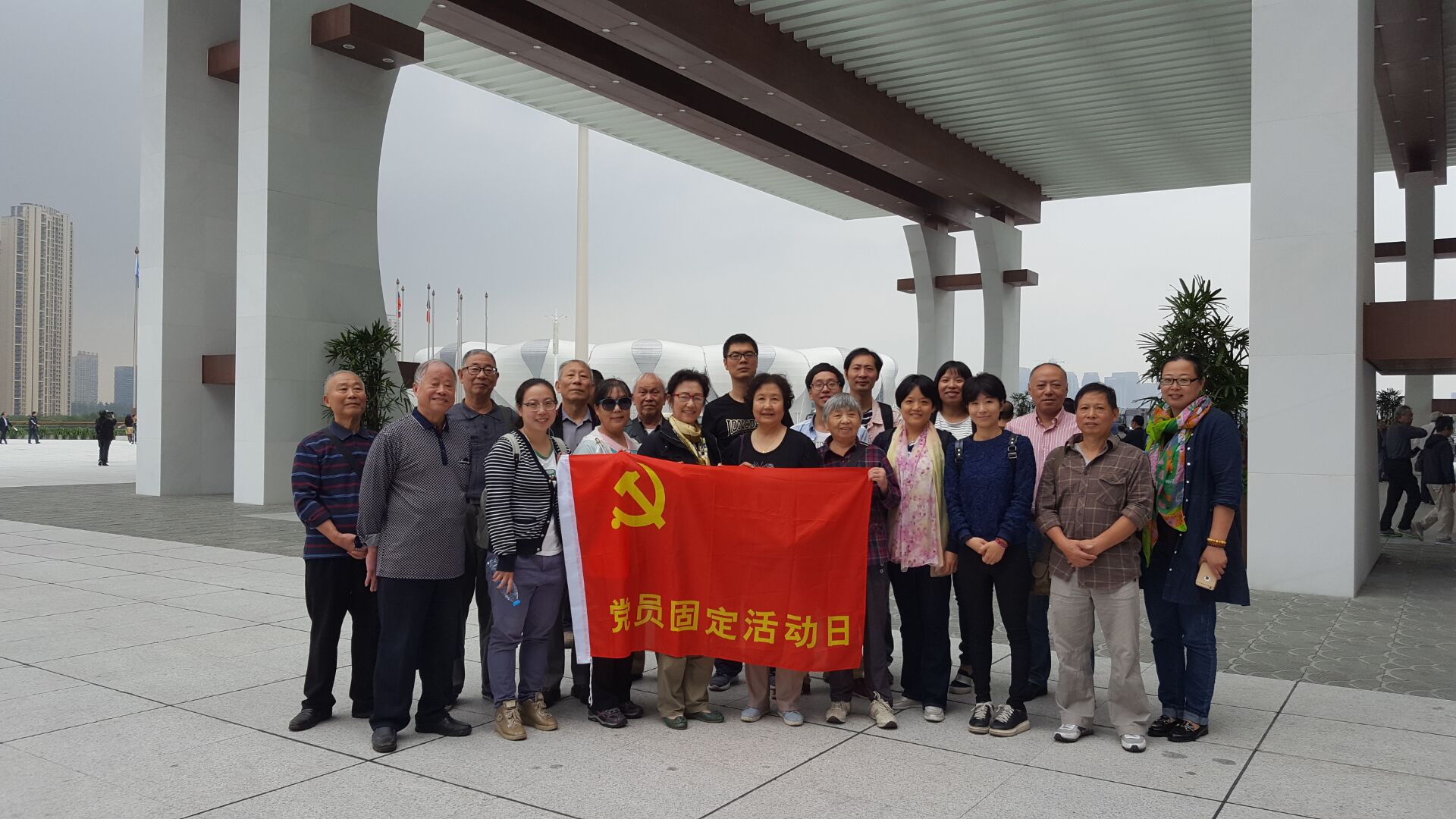 安吉社區(qū)固定主題黨日活動(dòng)參觀國(guó)博中心.jpg