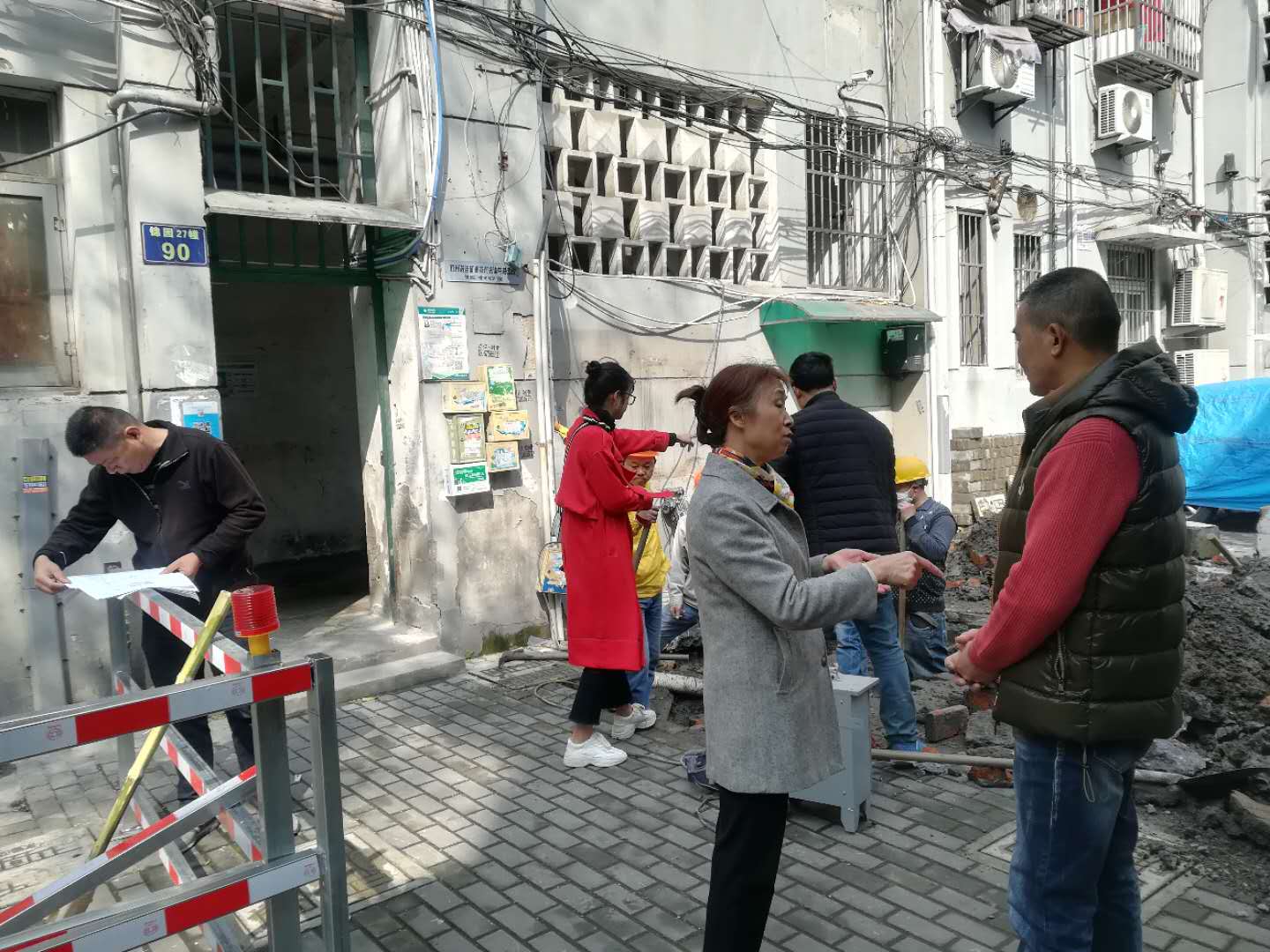 3月23日錦園27-90號開工安裝電梯，七支部黨員們時時關(guān)注進度。.jpg