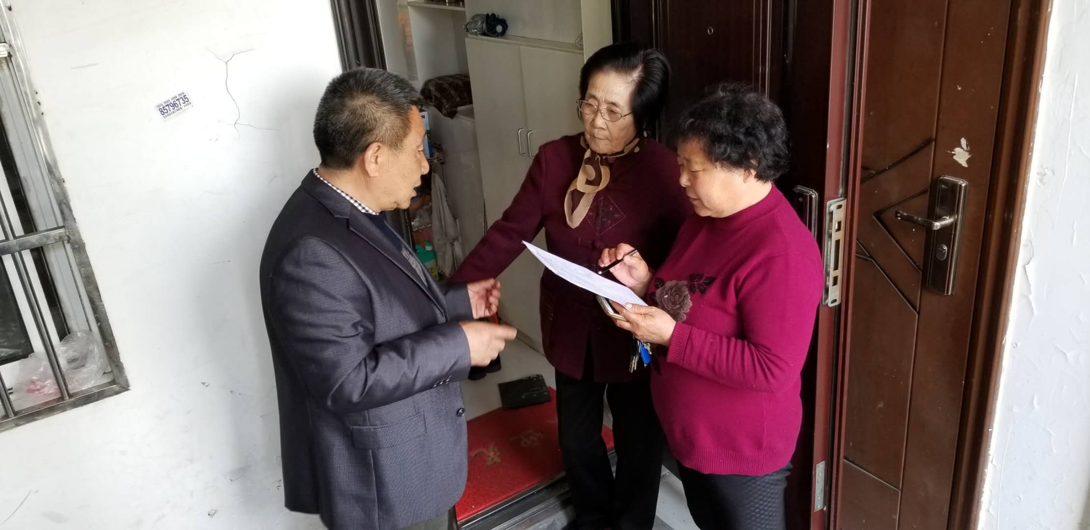 為加裝電梯上下走訪樓道住戶收集意見.jpg
