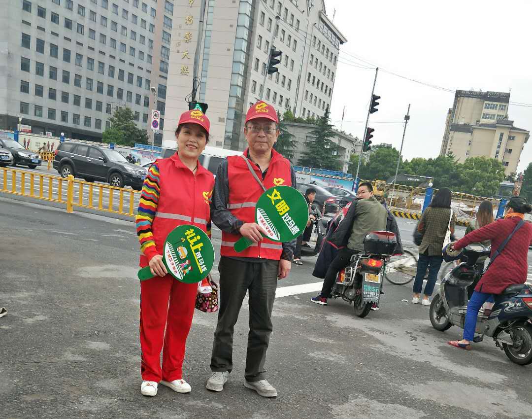 支部黨員參與文明勸導(dǎo)活動.jpg 支部黨員參與文明勸導(dǎo)活動.jpg