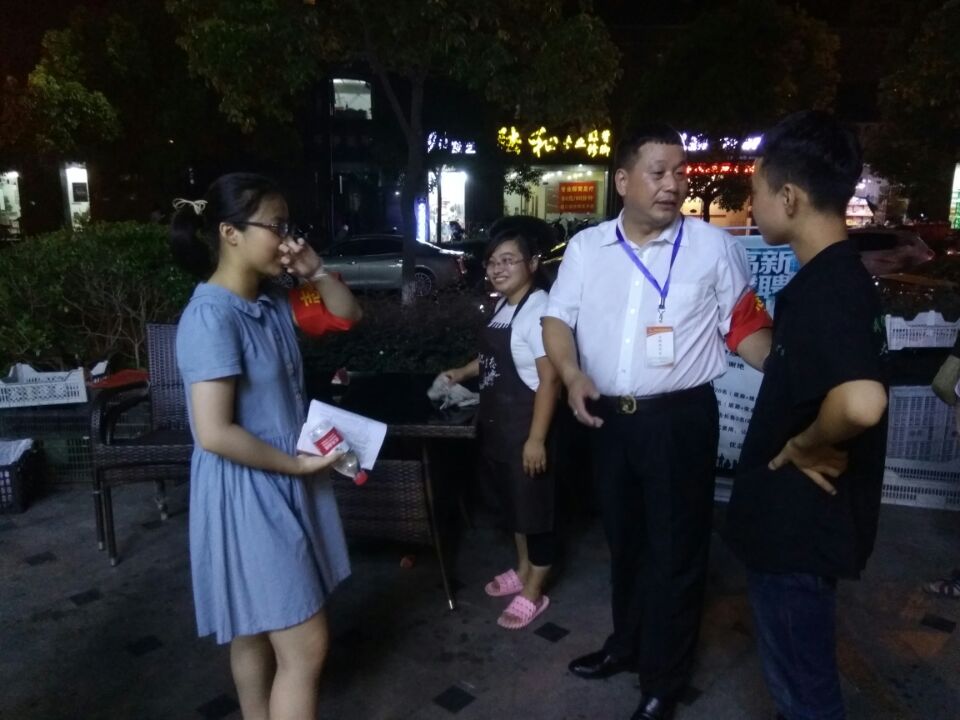 4、黨員志愿者對不文明現(xiàn)象進行勸導.jpg