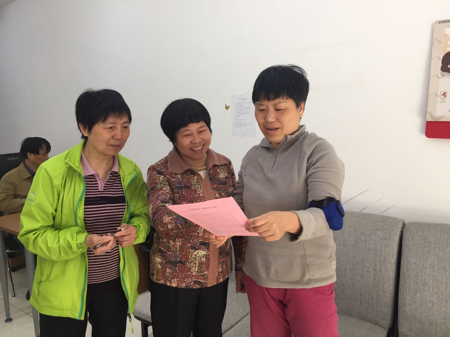 支部參與“進(jìn)社區(qū)訪民情解民憂”活動(dòng)宣傳.jpg