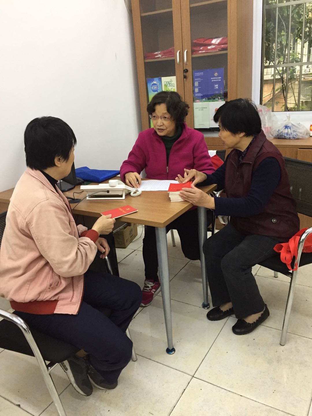 支部為新轉(zhuǎn)入黨員辦理黨費(fèi)收繳.jpg