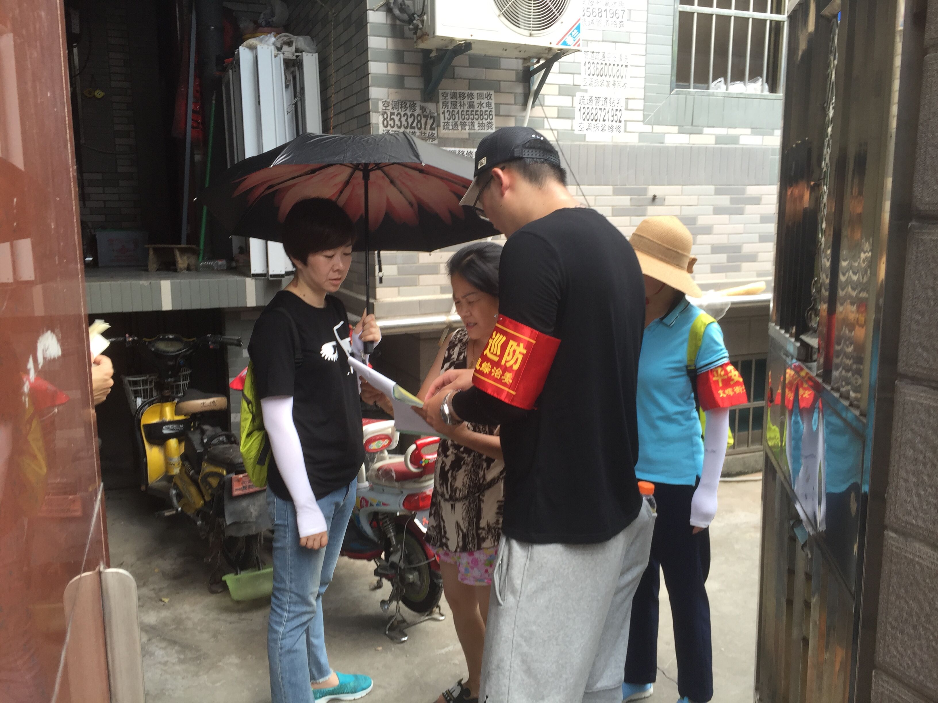 上門宣傳消防安全知識，督促房東規(guī)范管理出租房，保障生命財產(chǎn)安全.jpg