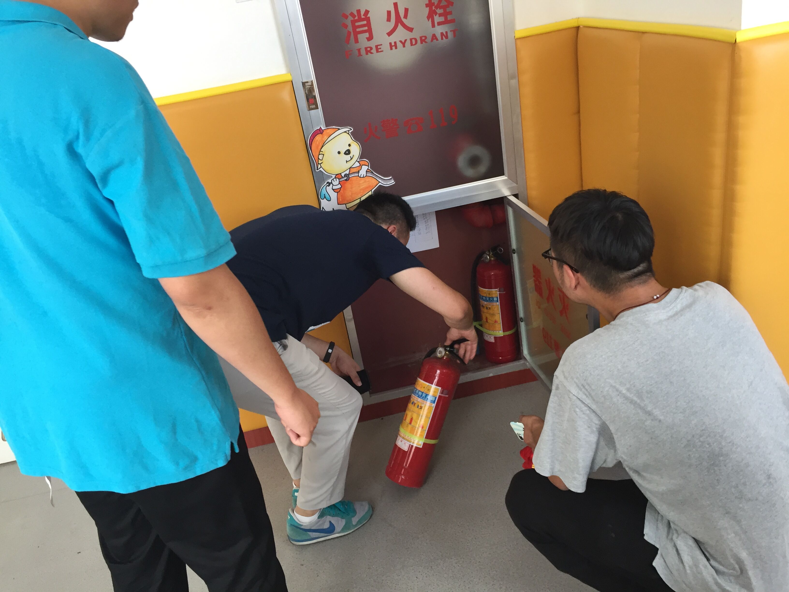 支部黨員在固定主題黨日開展消防檢查為民服務(wù).jpg