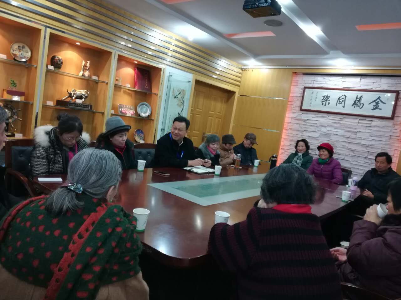 黨員和小組長在社區(qū)召開垃圾分類推進會.jpg
