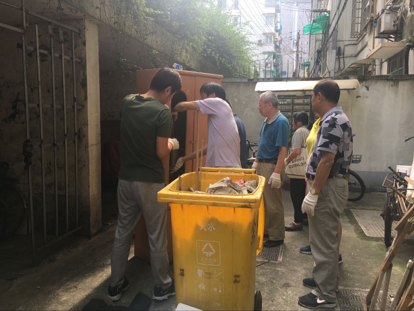 一支部黨員美化家園活動(dòng).jpg