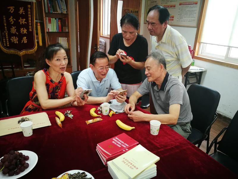支部黨員對平臺的學(xué)習(xí)進(jìn)行切磋互動.jpg