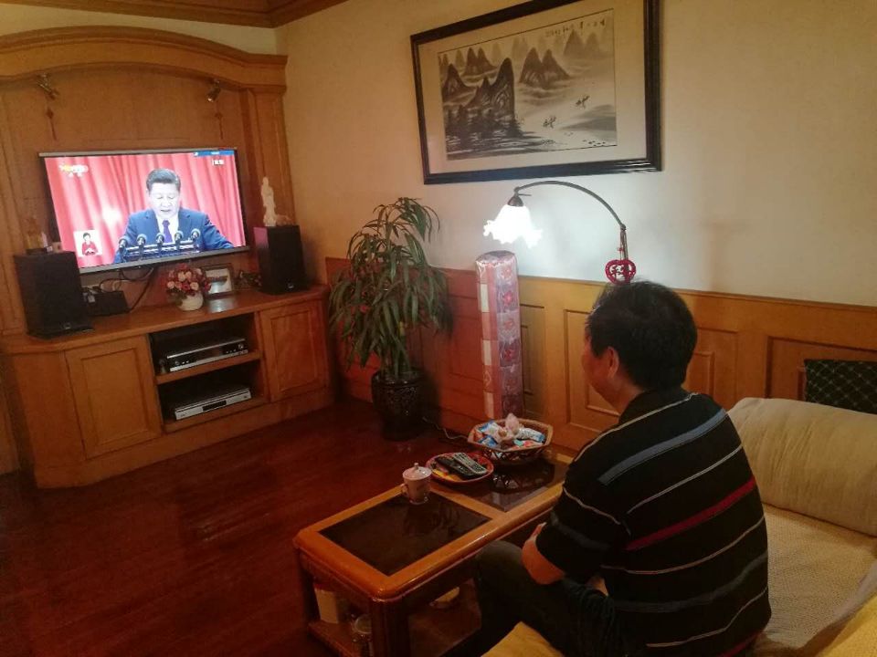 支部黨員在家中收看習(xí)近平總書記作的十九大報(bào)告.jpg