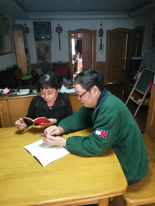 支部書記方培潭到黨員家中進(jìn)行平臺學(xué)習(xí)指導(dǎo).jpg